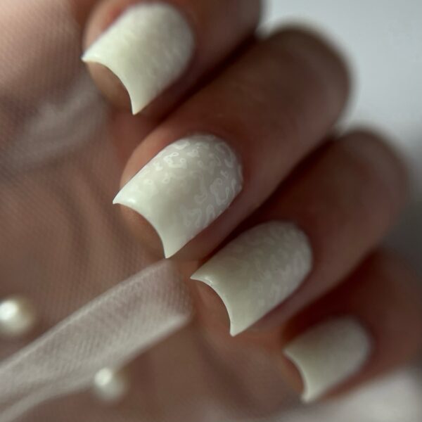Filing and shaping of salon nails
